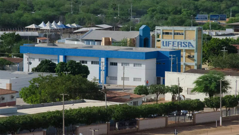 Imagem 1 -  Ufersa abre concurso para professor efetivo; inscrições começam no dia 10 de fevereiro. São oferecidas quatro vagas, sendo três para profissionais da área de Engenharia com lotação no campus de Caraúbas; e uma vaga para o campus de Mossoró na área de Direito. É exigido dos candidatos o título de doutor. Os salários chegam a R$ 10.076,18, quando somados o vencimento básico com a retribuição por titulação e o auxílio alimentação. As inscrições serão realizadas entre os dias 10 de fevereiro e 12 de março, por meio do site da universidade. A taxa de inscrição custa R$ 250 e deve ser paga até o dia 13 de março.