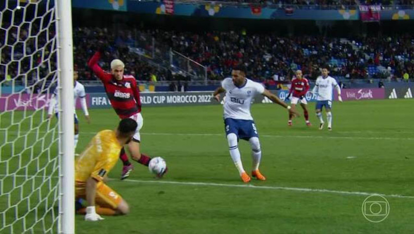 Imagem 1 -  Flamengo perde para o Al Hilal e sonho do bicampeonato mundial fica para trás mais uma vez . A derrota por 3 a 2, em partida disputada no Marrocos, eliminou o time brasileiro da disputa pelo Mundial de Clubes da Fifa. Agora, o Flamengo volta a campo no sábado (11), quando vai disputar o terceiro lugar com o derrotado da outra semifinal, entre Real Madrid e Al Ahli. A partida acontece nesta quarta-feira (8). 