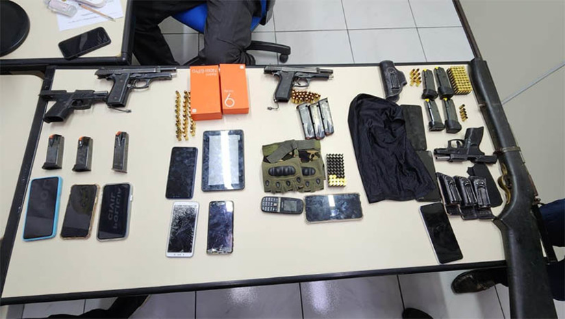Imagem 1 -  PC apreende armas e munições de quadrilha suspeita de praticar homicídios em Governador e Mossoró. A Operação “Sicário" foi deflagrada pela Polícia Civil de Governador Dix-Sept Rosado, nesta terça-feira (7), com o  objetivo é investigar homicídios praticados no município, dentre eles, o homicídio de Igor Gomes de Oliveira, ocorrido no dia 26 de junho de 2021, por uma organização criminosa. Há suspeitas, ainda, de que essa mesma quadrilha esteja cometendo crimes de homicídios em Mossoró, onde foram cumpridos seis mandados de busca e apreensão. Ao todo, foram encontradas e apreendidas quatro pistolas de calibre nove milímetros e .40, várias munições destes calibres e uma espingarda.