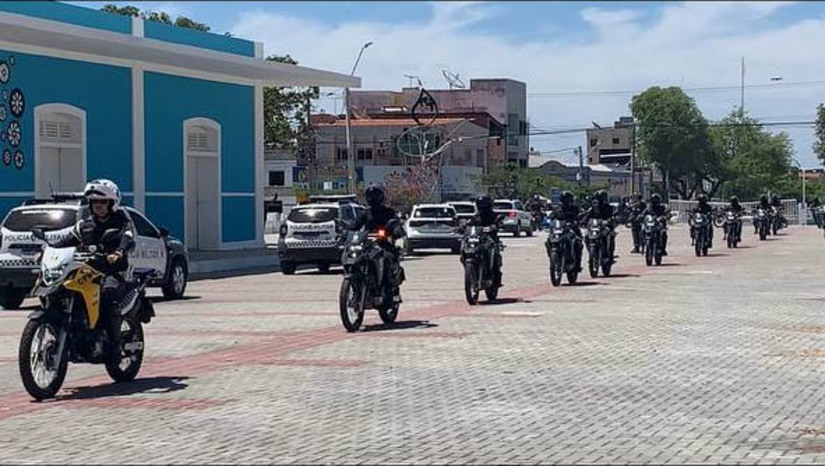 Imagem 1 -  Comandantes apresentam veículos que vão reforçar o policiamento de Mossoró e região. De acordo com o Coronel Walmery Costa, comandante do CPR1 (Comando de Policiamento Regional 1), foram enviadas a Mossoró 7 viaturas, sendo 4 tipo Renault Duster, 3 Volkswagen T-Cross para os comandos das unidades, além de 28 motocicletas, sendo 10 para o 2º Batalhão, que até então não dispunha de policiamento de motocicleta, 10 para o 12º Batalhão e outras 8 para o Batalhão de Trânsito. “Mossoró foi uma das cidades mais beneficiadas com veículos novos, o que vai facilitar para cada policial desenvolver seu trabalho para a popular, com uma melhor qualidade”, disse o Coronel.