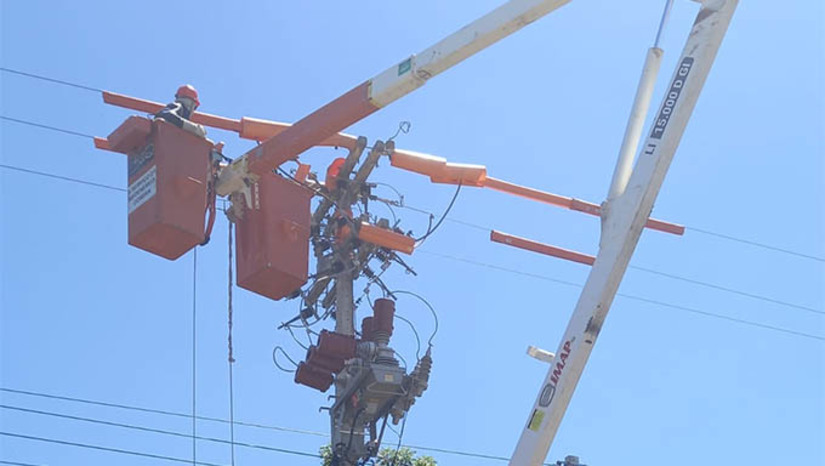 Imagem 1 -  Moradores relataram pelas redes sociais que a energia voltava e, em seguida, faltava novamente, prejudicando inclusive o funcionamento de aparelhos eletrônicos nas residências. Em nota, a Neoenergia Cosern informa que registrou duas ocorrências no bairro Alto do Sumaré, em Mossoró, nesta segunda (6) e terça-feira (7), provocadas por um defeito num componente da rede elétrica - que já foi identificado e foi corrigido na manhã desta quarta-feira (8). As duas ocorrências interromperam o fornecimento de energia elétrica para 3.366 unidades consumidoras no bairro durante 29 minutos na segunda-feira e 90 minutos na terça-feira. 