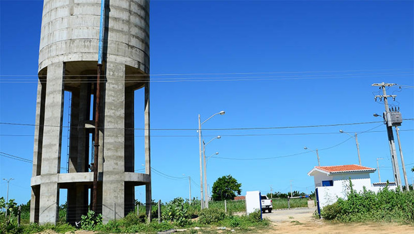 Imagem 1 -  Abastecimento do bairro Itapetinga, em Mossoró, será suspenso por 12h na segunda (13). De acordo com a Caern, a medida é necessária porque o Poço 30, que abastece a região, será migrado para o Mercado Livre de Energia. A unidade é responsável pelo abastecimento do bairro Itapetinga, incluindo Tropical Ville e Cidade Oeste, além de reforçar o envio de água para o Aeroporto II, parte do Belo Horizonte e parte do Alto da Conceição, que podem sentir redução de abastecimento. O desligamento acontecerá das 7h às 19h. Após religar, são necessárias 48 horas para normalização das áreas afetadas. 