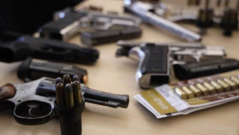 Imagem 1 - Proprietários de arma de fogo têm 60 dias para recadastrá-las no Sigma. A medida tem como público-alvo os pessoas físicas proprietárias de arma de fogo registrada no Sistema de Gerenciamento Militar de Armas, cuja aquisição ocorreu de forma originária ou por transferência, a partir de 7 de maio de 2019. O recadastramento foi iniciado pela Polícia Federal no dia 1º de fevereiro, em cumprimento ao Decreto 11.366, de 1º de janeiro de 2023, da Presidência da República. O recadastramento das armas de calibre permitido e restrito será realizado através de formulário eletrônico disponível na página da PF. Imagem 1 - Proprietários de arma de fogo têm 60 dias para recadastrá-las no Sigma. A medida tem como público-alvo os pessoas físicas proprietárias de arma de fogo registrada no Sistema de Gerenciamento Militar de Armas, cuja aquisição ocorreu de forma originária ou por transferência, a partir de 7 de maio de 2019. O recadastramento foi iniciado pela Polícia Federal no dia 1º de fevereiro, em cumprimento ao Decreto 11.366, de 1º de janeiro de 2023, da Presidência da República. O recadastramento das armas de calibre permitido e restrito será realizado através de formulário eletrônico disponível na página da PF.
