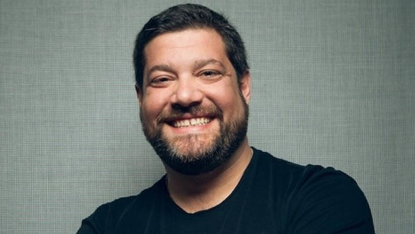 Imagem 1 - “Poderoso Chefão” é condenado por esquema de lavagem de dinheiro no RN; desvio foi de mais de R$ 75 milhões. O empresário inglês Anthony Jon Domingo Armstrong Emery é famoso por investimentos em clube de futebol no Rio Grande do Norte e enganou quase 2 mil investidores estrangeiros, segundo o MPF, entre os anos de 2012 e 2014. Armstrong foi condenado por lavagem de capitais e crimes contra o Sistema Financeiro Nacional, com pena de 58 anos e seis meses. A então enteada e principal sócia do empresário, Gabriela Medeiros de Oliveira, foi condenada, pelos mesmos crimes, a 44 anos e seis meses de prisão. Já os contadores Alexandre Magno Mendes e André Pinheiro Lopes foram sentenciados a 3 anos de prisão, por falsidade ideológica, mas tiveram suas penas substituídas por prestação de serviços à comunidade e doação de cestas básicas. Os quatro terão de pagar multas. Como se trata de primeira instância, os condenados ainda poderão recorrer em liberdade. Imagem 1 - “Poderoso Chefão” é condenado por esquema de lavagem de dinheiro no RN; desvio foi de mais de R$ 75 milhões. O empresário inglês Anthony Jon Domingo Armstrong Emery é famoso por investimentos em clube de futebol no Rio Grande do Norte e enganou quase 2 mil investidores estrangeiros, segundo o MPF, entre os anos de 2012 e 2014. Armstrong foi condenado por lavagem de capitais e crimes contra o Sistema Financeiro Nacional, com pena de 58 anos e seis meses. A então enteada e principal sócia do empresário, Gabriela Medeiros de Oliveira, foi condenada, pelos mesmos crimes, a 44 anos e seis meses de prisão. Já os contadores Alexandre Magno Mendes e André Pinheiro Lopes foram sentenciados a 3 anos de prisão, por falsidade ideológica, mas tiveram suas penas substituídas por prestação de serviços à comunidade e doação de cestas básicas. Os quatro terão de pagar multas. Como se trata de primeira instância, os condenados ainda poderão recorrer em liberdade.