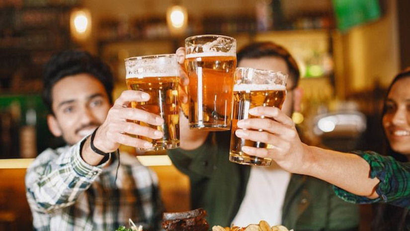Imagem 1 -  Cardiologista alerta para os riscos da desidratação e do consumo excessivo de álcool no Carnaval. Com a aproximação do Carnaval, nos dias 20 e 21 de fevereiro, uma das datas mais aguardadas pelos brasileiros, é preciso tomar alguns cuidados para que toda a empolgação, euforia e energia dedicadas a estes momentos não coloquem em risco a saúde do coração. Segundo o Dr. Zanotto, médico cardiologista do Hapvida NotreDame Intermédica, as principais ocorrências se devem a síncopes (desmaios), palpitações (coração acelerado) e angina (dor no peito), refletindo que o organismo não está funcionando adequadamente. “Isto está relacionado diretamente à desidratação. As pessoas esquecem de tomar água. Além disso, o calor excessivo, associado a ambientes superlotados e fechados, contribuem para o mal-estar”, afirma o especialista.
