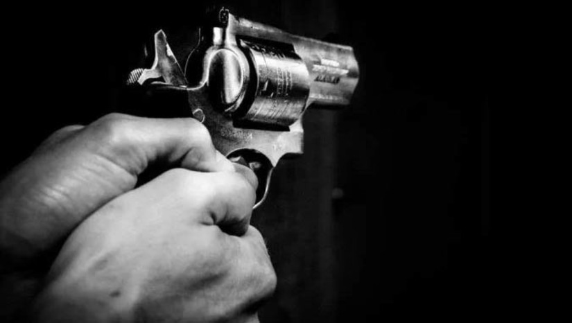 Imagem 1 -  A prisão de  Azarias Rodrigues de Queiroz, de 48 anos, aconteceu na terça-feira (7). Em 03 de janeiro deste ano, por volta das 20h40, o suspeito, com rosto coberto por um capuz, teria acertado quatro disparos de revólver em Francisco Sandro Bezerra, de 52 anos, também conhecido como “Pincel”. De acordo com as investigações, esta seria a segunda tentativa de homicídio praticada por Azarias Rodrigues contra a vítima. Na primeira, cometida em 12 de outubro de 2022, ao efetuar um disparo de espingarda, Azarias Rodrigues teria acertado, por engano, Francisco Janailson Fernandes da Costa, também conhecido como “Gugu”.  Motivo: Azarias não concordava com o noivado de Sandro com a mãe dele