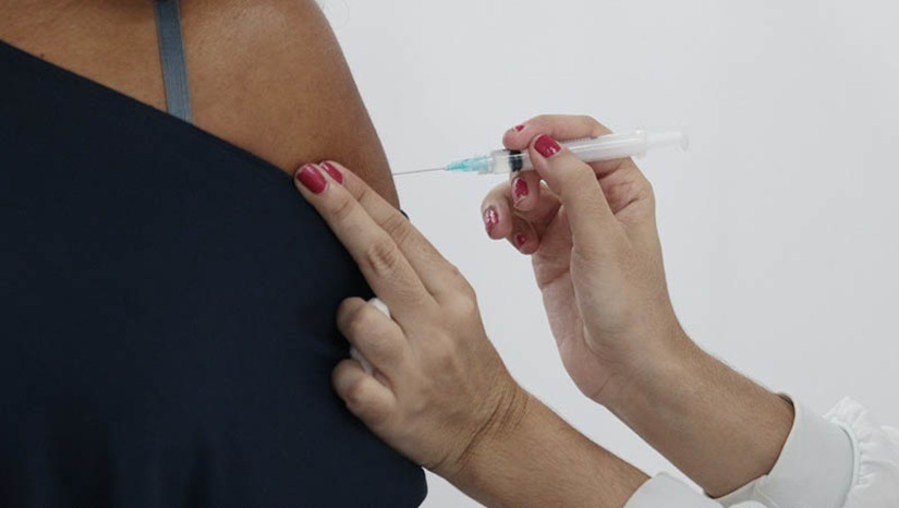 Imagem 1 -  Covid-19: imunização com vacina bivalente no RN começa em 27 de fevereiro. O estado recebeu um total de 32.400 doses da vacina nesta quarta-feira (8). De acordo com as orientações do Ministério da Saúde, as vacinas serão destinadas na primeira fase para pessoas acima de 70 anos, imunocomprometidos, comunidades indígenas, ribeirinhas e quilombolas. As formulações bivalentes da vacina BNT162b2 (PfizerBioNTech) COVID-19 foram autorizadas de forma temporária e emergencial pela Agência Nacional de Vigilância Sanitária (ANVISA), em 22 de novembro de 2022. Os imunizantes foram elaborados para oferecer uma proteção extra contra a variante ômicron e suas subvariantes. 
