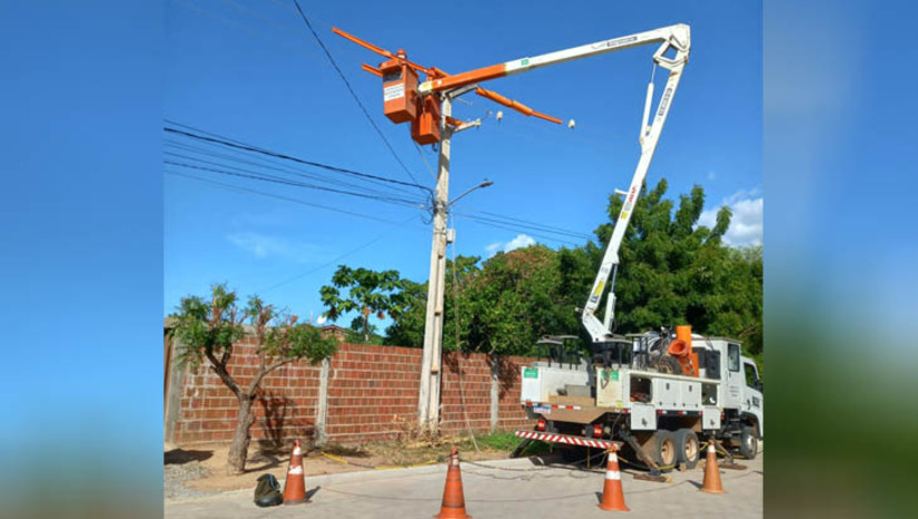 Imagem 1 - Após reclamação de moradores, Neoenergia Cosern anuncia reforços na rede elétrica do Sumaré. Moradores da região denunciaram à reportagem do MOSSORÓ HOJE, nesta quarta-feira (8), uma constante instabilidade na rede elétrica, com a energia sempre oscilando, prejudicando o funcionamento de aparelhos eletrônicos nas residências. Nesta quinta (9), a companhia elétrica enviou nota ao portal, lamentando os transtornos e informando que deu início à construção de uma nova rede de média tensão, com 700 metros de extensão, que entrará em operação nos próximos dias, atuando como uma segunda alternativa de fornecimento de energia elétrica para o bairro. A previsão inicial de conclusão da nova rede é dia 17. Imagem 1 - Após reclamação de moradores, Neoenergia Cosern anuncia reforços na rede elétrica do Sumaré. Moradores da região denunciaram à reportagem do MOSSORÓ HOJE, nesta quarta-feira (8), uma constante instabilidade na rede elétrica, com a energia sempre oscilando, prejudicando o funcionamento de aparelhos eletrônicos nas residências. Nesta quinta (9), a companhia elétrica enviou nota ao portal, lamentando os transtornos e informando que deu início à construção de uma nova rede de média tensão, com 700 metros de extensão, que entrará em operação nos próximos dias, atuando como uma segunda alternativa de fornecimento de energia elétrica para o bairro. A previsão inicial de conclusão da nova rede é dia 17.