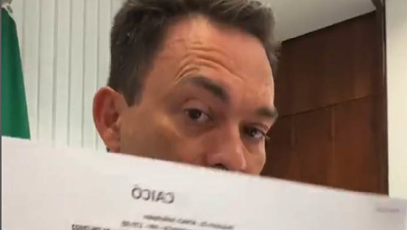 Imagem 1 - Senador Styvenson Valentin fez menção a Operação do Ministério Público Estadual que prendeu esta semana um servidor da Secretaria Municipal de Natal por está furando a fila do SUS para realizar cirurgias de apadrinhados políticos. Segundo o senador Potiguar, se a lista de pessoas, tipos de cirurgias, valores e nomes dos hospitais, entre outras informações fossem públicas, transparentes, seria mais difícil um político ou quem quer que seja fure a fila do SUS para se beneficiar. Imagem 1 - Senador Styvenson Valentin fez menção a Operação do Ministério Público Estadual que prendeu esta semana um servidor da Secretaria Municipal de Natal por está furando a fila do SUS para realizar cirurgias de apadrinhados políticos. Segundo o senador Potiguar, se a lista de pessoas, tipos de cirurgias, valores e nomes dos hospitais, entre outras informações fossem públicas, transparentes, seria mais difícil um político ou quem quer que seja fure a fila do SUS para se beneficiar.