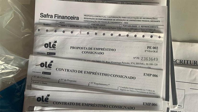 Imagem 1 -  MPRN cumpre mandado de busca e apreensão contra mulher suspeita de aplicar golpes em idosa de Upanema. A operação Trapaça, deflagrada nesta sexta-feira (10), cumpriu o mandado na casa da investigada, situada na zona rural de Upanema. Segundo já apurado pelo MPRN, a mulher é suspeita de se apropriar e desviar os rendimentos de uma idosa da cidade, crime previsto no Estatuto do Idoso; e também de estelionato, crime que consta no Código Penal. Além desse caso, o MP apura se outros idosos foram vítimas da golpista investigada. Durante as buscas, o marido da suspeita foi preso em flagrante, por posse ilegal de arma de fogo.