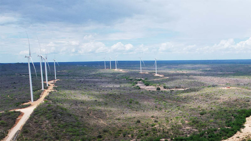 Imagem 1 - Empresa inaugura três novos parques eólicos no RN e anuncia implantação de um parque solar fotovoltaico. EDP Renováveis inaugurou nesta quinta-feira (09), os parques eólicos dos complexos Boqueirão, Jerusalém e Monte Verde nos municípios de Caiçara do Rio dos Ventos, Lajes, Pedra Preta, Pedro Avelino e Jandaíra. Os empreendimentos representam geração de emprego, renda e desenvolvimento para o Rio Grande do Norte. “São investimentos que permitem grandes transformações nos municípios. Hoje temos unidades de saúde equipadas com o que há de mais moderno, salas de aula climatizadas e adquirimos equipamento que permite perfurar um poço tubular por mês em nosso município. Agradeço à governadora e que venham mais investimentos e a energia solar para transformar ainda mais nossa realidade", disse o prefeito de Pedro Avelino, Alexandre Sobrinho, durante a inauguração do parque eólico no município. Imagem 1 - Empresa inaugura três novos parques eólicos no RN e anuncia implantação de um parque solar fotovoltaico. EDP Renováveis inaugurou nesta quinta-feira (09), os parques eólicos dos complexos Boqueirão, Jerusalém e Monte Verde nos municípios de Caiçara do Rio dos Ventos, Lajes, Pedra Preta, Pedro Avelino e Jandaíra. Os empreendimentos representam geração de emprego, renda e desenvolvimento para o Rio Grande do Norte. “São investimentos que permitem grandes transformações nos municípios. Hoje temos unidades de saúde equipadas com o que há de mais moderno, salas de aula climatizadas e adquirimos equipamento que permite perfurar um poço tubular por mês em nosso município. Agradeço à governadora e que venham mais investimentos e a energia solar para transformar ainda mais nossa realidade", disse o prefeito de Pedro Avelino, Alexandre Sobrinho, durante a inauguração do parque eólico no município.