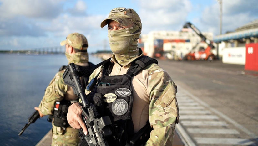 Imagem 1 -  PF combate quadrilha especializada no tráfico internacional de cocaína por meio de portos brasileiros. A segunda fase da operação Maritimum foi deflagrada nesta sexta-feira (10).  Os agentes cumpriram sete mandados de busca e apreensão e um mandado de prisão preventiva expedidos pela 2ª Vara Criminal da Justiça Federal/RN, nos estados do Rio Grande do Norte, Bahia e São Paulo, onde os criminosos atuavam. De acordo com a PF, os traficantes realizavam a “contaminação” de contêineres ou seja, introduziam a substância entorpecente nas cargas de frutas e de outras mercadorias, as quais teriam como destino os portos da Europa. Na primeira fase da operação, deflagrada em julho de 2022, somente no município de Areia Branca, a PF apreendeu 5,15 toneladas de cocaína, que estavam escondidas em um galpão subterrâneo.  