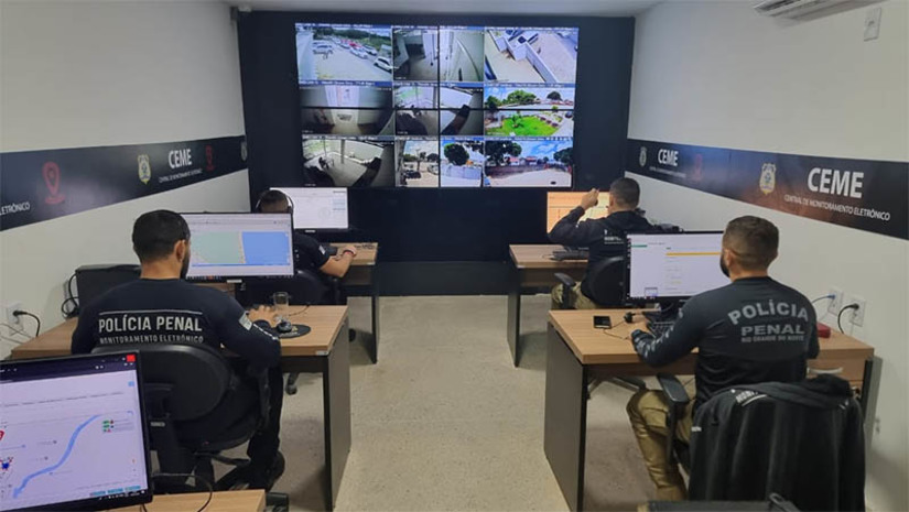 Imagem 1 - Operação carnaval: SEAP intensifica fiscalização preventiva de tornozelados. A ação, iniciada nesta sexta-feira (10), envolve o acompanhamento remoto e a fiscalização presencial dos presos em liberdade monitorada por tornozeleira eletrônica, inclusive, nos pólos carnavalescos. A Central de Monitoramento Eletrônico (CEME) fiscaliza atualmente 3.017 monitorados. A maioria do regime semiaberto, com medida judicial para dormir no domicílio informado à Justiça. Também são acompanhados tornozelados com medidas protetivas (95), cautelares (551), além de mulheres vítimas de violência doméstica que utilizam botão do pânico (16). Imagem 1 - Operação carnaval: SEAP intensifica fiscalização preventiva de tornozelados. A ação, iniciada nesta sexta-feira (10), envolve o acompanhamento remoto e a fiscalização presencial dos presos em liberdade monitorada por tornozeleira eletrônica, inclusive, nos pólos carnavalescos. A Central de Monitoramento Eletrônico (CEME) fiscaliza atualmente 3.017 monitorados. A maioria do regime semiaberto, com medida judicial para dormir no domicílio informado à Justiça. Também são acompanhados tornozelados com medidas protetivas (95), cautelares (551), além de mulheres vítimas de violência doméstica que utilizam botão do pânico (16).