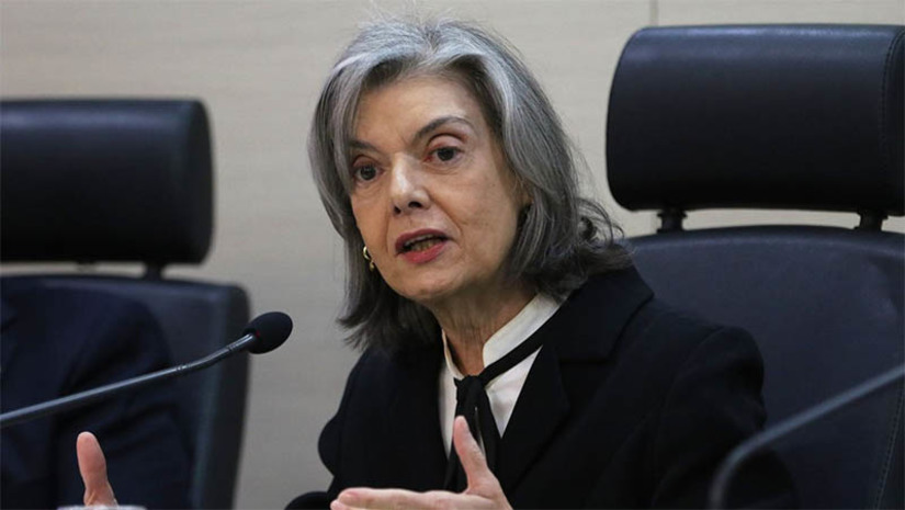 Imagem 1 - Sem foro privilegiado, processos contra o ex-presidente Bolsonaro são enviado para a 1ª instância. Cinco processos foram enviados pela ministra do STF, Cármen Lúcia, para o Tribunal Regional Federal da 1ª Região, no Distrito Federal. As ações, apresentadas por parlamentares e entidades da sociedade civil, pedem a investigação do ex-presidente por declarações de ameaça ao Poder Judiciário e de promoção de uma ruptura institucional no país durante as comemorações do 7 de setembro em 2021. Imagem 1 - Sem foro privilegiado, processos contra o ex-presidente Bolsonaro são enviado para a 1ª instância. Cinco processos foram enviados pela ministra do STF, Cármen Lúcia, para o Tribunal Regional Federal da 1ª Região, no Distrito Federal. As ações, apresentadas por parlamentares e entidades da sociedade civil, pedem a investigação do ex-presidente por declarações de ameaça ao Poder Judiciário e de promoção de uma ruptura institucional no país durante as comemorações do 7 de setembro em 2021.