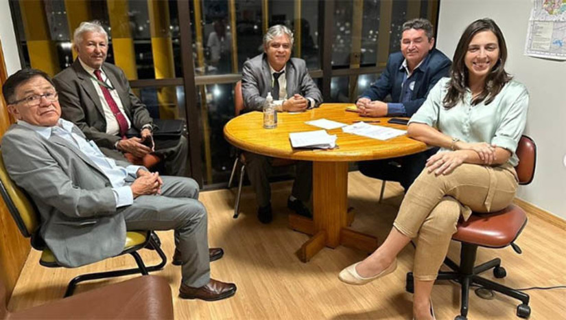 Imagem 1 -  O prefeito Artur Vale, do município de Governador Dix Sept Rosado-RN, pediu recursos em Brasília para construir 100 casas, duas passagens molhadas, dois ônibus escolares, mobília para as escolas, construir a Praça Pedro Augusto de Morais, custeio da saúde e concluir o hospital municipal.