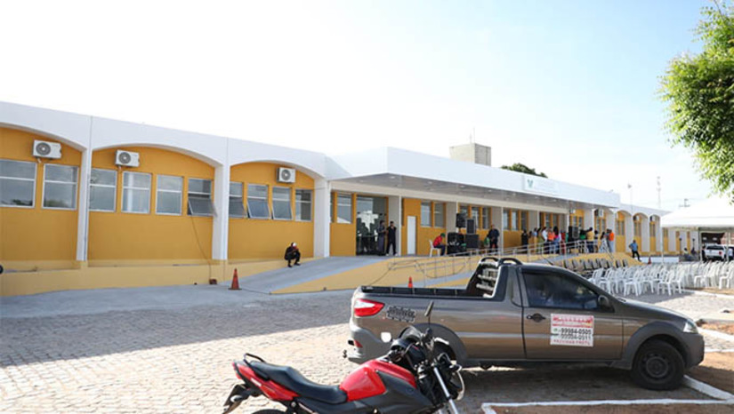 Imagem 1 - Com a reforma que custou R$ 5,9 milhões, o Hospital Regional Nelson Inácio dos Santos passa a realizar partos. O Estado concluiu há poucos dias, em Mossoró, o Hospital Regional da Mulher, num investimento de R$ 134 milhões e não tem data definida para concluir o investimento de R$ 12 milhões no Hospital Regional Tarcísio Maia, onde pacientes agonizam nas enfermarias e em ambientes como repousos masculino e fermino. Estes R$ 12 milhões foram destinados pelo senador Styvenson Valentin, há 4 anos e até hoje não foram aplicados, apesar de toda a urgência. Imagem 1 - Com a reforma que custou R$ 5,9 milhões, o Hospital Regional Nelson Inácio dos Santos passa a realizar partos. O Estado concluiu há poucos dias, em Mossoró, o Hospital Regional da Mulher, num investimento de R$ 134 milhões e não tem data definida para concluir o investimento de R$ 12 milhões no Hospital Regional Tarcísio Maia, onde pacientes agonizam nas enfermarias e em ambientes como repousos masculino e fermino. Estes R$ 12 milhões foram destinados pelo senador Styvenson Valentin, há 4 anos e até hoje não foram aplicados, apesar de toda a urgência.