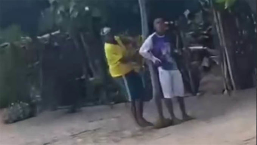 Imagem 1 - José Jailton, segundo a PM, tem sido preso com muita frequencia quase sempre por acusação de roubo na região do Alto Oeste do RN. Neste sábado, 11, após roubar dois cavalos, a própria familia o prendeu, o amarrou num tronco, devolveu os cavalos ao dono e chamou a polícia para levá-lo a Delegacia de Polícia Civil na pequena cidade de Coronel João Pessoa-RN. O caso foi todo gravado em vídeo e divulgado nas redes sociais, ganhando enorme repercussão na região do Alto Oeste do Rio Grande do Norte (Informações do Cidadão 190) Imagem 1 - José Jailton, segundo a PM, tem sido preso com muita frequencia quase sempre por acusação de roubo na região do Alto Oeste do RN. Neste sábado, 11, após roubar dois cavalos, a própria familia o prendeu, o amarrou num tronco, devolveu os cavalos ao dono e chamou a polícia para levá-lo a Delegacia de Polícia Civil na pequena cidade de Coronel João Pessoa-RN. O caso foi todo gravado em vídeo e divulgado nas redes sociais, ganhando enorme repercussão na região do Alto Oeste do Rio Grande do Norte (Informações do Cidadão 190)