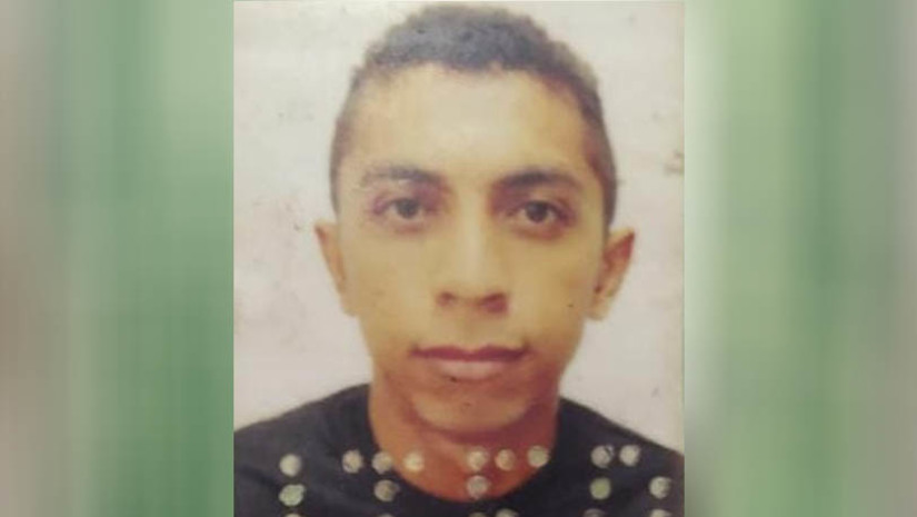 Imagem 1 -  Carro em nome do Ministério da Justiça se envolve em acidente com vítima fatal na BR-304, em Mossoró. O caso aconteceu por volta das 23h20 deste domingo (12), na entrada do bairro Redenção, logo após o radar redutor de velocidade. De acordo com informações da Polícia Civil, Allison Batista da Silva, de 28 anos, estava bebendo em um bar pouco tempo antes do acidente. Ao tentar atravessar a BR a pé, foi atropelado por um carro que seguia sentido Ceará/Mossoró. Ele morreu no local. Ainda segundo a PC, o carro estava à disposição do Ministério da Justiça. O condutor teria saído de Brasília na quinta-feira (9) e chegava ao município para fazer a entrega do veículo na sede da Polícia Federal. Ele permaneceu no local do acidente, acionou o Samu e também a PRF. Foi submetido ao teste do bafômetro, que deu negativo e, em seguida, conduzido à delegacia para prestar depoimento. O motorista foi liberado para aguardar o processo em liberdade.