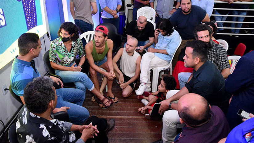 Imagem 1 - "Estamos abertos para ouvir todas as pautas e dialogar”, disse Allyson a representantes da Cooperativa de Cultura Potiguar. O prefeito de Mossoró se reuniu com a categoria para tratar de pautas e demandas para valorização dos artistas locais. A reunião estava agendada para esta quarta-feira (15), às 9h, mas acabou sendo antecipada e aconteceu após o evento marcado pela entrega do Prêmio Fomento Maurício de Oliveira, ocorrido no auditório da Estação das Artes, palco da cultura mossoroense, na sexta-feira (10). “Reforço aqui meu compromisso enquanto gestor público com essa classe que é tão importante para o desenvolvimento cultural do nosso município", pontuou o prefeito em conversa de mais de uma hora com o grupo. Imagem 1 - "Estamos abertos para ouvir todas as pautas e dialogar”, disse Allyson a representantes da Cooperativa de Cultura Potiguar. O prefeito de Mossoró se reuniu com a categoria para tratar de pautas e demandas para valorização dos artistas locais. A reunião estava agendada para esta quarta-feira (15), às 9h, mas acabou sendo antecipada e aconteceu após o evento marcado pela entrega do Prêmio Fomento Maurício de Oliveira, ocorrido no auditório da Estação das Artes, palco da cultura mossoroense, na sexta-feira (10). “Reforço aqui meu compromisso enquanto gestor público com essa classe que é tão importante para o desenvolvimento cultural do nosso município", pontuou o prefeito em conversa de mais de uma hora com o grupo.