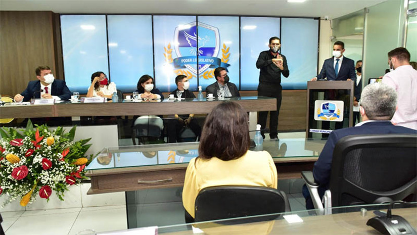 Imagem 1 -  Ano legislativo da Câmara Municipal de Mossoró será aberto nesta terça (14) com a leitura da mensagem anual do Executivo. A sessão inaugural, que contará com a presença do prefeito de Mossoró, Allyson Bezerra, será realizada às 9h, no plenário da Câmara. A agenda da semana conta, ainda, com sessões e reunião de frente parlamentar, incluindo o anúncio da composição das nove composições permanentes da Casa, para o biênio 2023/2024. A definição leva em conta a proporcionalidade das bancadas; confira a agenda.