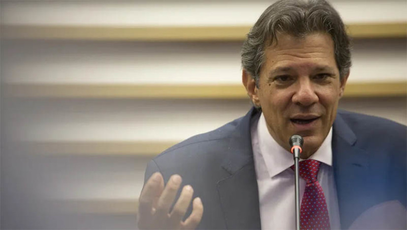 Imagem 1 - Haddad afirma que projeto de ajuste do Imposto de Renda já está pronto. Segundo o ministro da Fazenda, o projeto depende agora apenas de “ajustes políticos” por parte do Planalto. A fala do ministro aconteceu nesta segunda (13), durante um evento de comemoração do aniversário do PT. Ainda segundo ele, a mudança seria só na isenção do Imposto de Renda para quem ganha até dois salários mínimos. A mudança ainda está distante da proposta de campanha do presidente, que propôs a isenção do IR para quem ganha até cinco salários mínimos. Imagem 1 - Haddad afirma que projeto de ajuste do Imposto de Renda já está pronto. Segundo o ministro da Fazenda, o projeto depende agora apenas de “ajustes políticos” por parte do Planalto. A fala do ministro aconteceu nesta segunda (13), durante um evento de comemoração do aniversário do PT. Ainda segundo ele, a mudança seria só na isenção do Imposto de Renda para quem ganha até dois salários mínimos. A mudança ainda está distante da proposta de campanha do presidente, que propôs a isenção do IR para quem ganha até cinco salários mínimos.