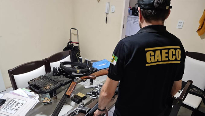 Imagem 1 - MP cumpre prisão contra facções que lavam dinheiro comprando fazendas, gado e até em igrejas. As investigações que culminaram na deflagração da operação Plata foram inciadas em 2019, com o objetivo de apurar o tráfico de drogas e associação para o tráfico de drogas, além do crime de lavagem de dinheiro. O esquema é liderado por Valdeci Alves dos Santos, também conhecido por Colorido. Valdeci é originário da região do Seridó potiguar e é apontado como sendo o segundo maior chefe do Primeiro Comando da Capital (PCC), facção criminosa que surgiu nos presídios paulistas e que tem atuação em todo o Brasil e em países vizinhos. Imagem 1 - MP cumpre prisão contra facções que lavam dinheiro comprando fazendas, gado e até em igrejas. As investigações que culminaram na deflagração da operação Plata foram inciadas em 2019, com o objetivo de apurar o tráfico de drogas e associação para o tráfico de drogas, além do crime de lavagem de dinheiro. O esquema é liderado por Valdeci Alves dos Santos, também conhecido por Colorido. Valdeci é originário da região do Seridó potiguar e é apontado como sendo o segundo maior chefe do Primeiro Comando da Capital (PCC), facção criminosa que surgiu nos presídios paulistas e que tem atuação em todo o Brasil e em países vizinhos.