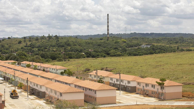 Imagem 1 - Minha Casa, Minha vida deve ser retomado e 32 mil unidades entregues ainda este ano. Segundo levantamento, 170 mil unidades não foram concluídas pelos governos anteriores, sendo que 80% das obras foram contratadas entre 2012 e 2014. Será avaliada a necessidade de aporte de recursos para viabilizar a retomada ou conclusão das obras. Há a intenção ainda de se retomar, neste ano, 32 mil unidades com “entraves complexos”, como ocupações irregulares e problemas de infraestrutura. O anúncio da retomada do programa devem acontecer nesta terça (14), quando o Presidente Lula irá realizar a entregar dois conjuntos habitacionais com o total de 684 apartamentos, às 16h, em Santo Amaro (BA). Outros oitos municípios também receberão unidades habitacionais hoje. Imagem 1 - Minha Casa, Minha vida deve ser retomado e 32 mil unidades entregues ainda este ano. Segundo levantamento, 170 mil unidades não foram concluídas pelos governos anteriores, sendo que 80% das obras foram contratadas entre 2012 e 2014. Será avaliada a necessidade de aporte de recursos para viabilizar a retomada ou conclusão das obras. Há a intenção ainda de se retomar, neste ano, 32 mil unidades com “entraves complexos”, como ocupações irregulares e problemas de infraestrutura. O anúncio da retomada do programa devem acontecer nesta terça (14), quando o Presidente Lula irá realizar a entregar dois conjuntos habitacionais com o total de 684 apartamentos, às 16h, em Santo Amaro (BA). Outros oitos municípios também receberão unidades habitacionais hoje.