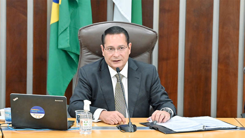 Imagem 1 -  Devido a onda de crimes em Pendências, Ezequiel requer ações em segurança para o Vale do Açu. O presidente da ALRN requereu a disponibilidade de uma nova viatura policial, além do aumento do efetivo e de melhores condições de trabalho para a Polícia Militar que atua no município de Pendências. Segundo a justificativa apresentada por Ezequiel, o município tem enfrentado dificuldades neste setor diante da onda de atos criminosos registrados na região. "Esses pleitos são as expectativas e anseios da população em relação à segurança pública com o objetivo de conter a criminalidade", disse o parlamentar. Também foram apresentados requerimentos nas áreas de infraestrutura e saúde. Os documentos foram enviados para a governadora Fátima Bezerra (PT) e os responsáveis por cada área da administração envolvida nas reivindicações.
