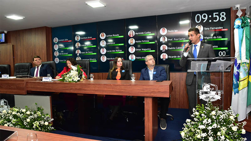Imagem 1 - A leitura da mensagem anual do executivo abriu oficialmente o ano legislativo na Câmara Municipal de Mossoró, nesta terça-feira (14). A cerimônia, que inaugurou a revitalização do plenário da Câmara, reuniu vereadores e vereadoras, secretários e secretárias municipais, representantes do Poder Judiciário, do Ministério Público, igrejas Católica e Evangélica, universidades, entidades de classe, como a Ordem dos Advogados do Brasil (OAB), representação do empresariado, organizações do terceiro setor, entre outros. Na mensagem, Allyson Bezerra traçou paralelo do passado com o presente. “Evoluímos de uma situação de caos administrativo, fiscal, financeiro e previdenciário em 2020, para um conjunto eficaz de esforço em 2021 e 2022, que hoje nos permite compartilhar resultados”, disse, ao prestar contas de ações em todas as áreas da gestão. Imagem 1 - A leitura da mensagem anual do executivo abriu oficialmente o ano legislativo na Câmara Municipal de Mossoró, nesta terça-feira (14). A cerimônia, que inaugurou a revitalização do plenário da Câmara, reuniu vereadores e vereadoras, secretários e secretárias municipais, representantes do Poder Judiciário, do Ministério Público, igrejas Católica e Evangélica, universidades, entidades de classe, como a Ordem dos Advogados do Brasil (OAB), representação do empresariado, organizações do terceiro setor, entre outros. Na mensagem, Allyson Bezerra traçou paralelo do passado com o presente. “Evoluímos de uma situação de caos administrativo, fiscal, financeiro e previdenciário em 2020, para um conjunto eficaz de esforço em 2021 e 2022, que hoje nos permite compartilhar resultados”, disse, ao prestar contas de ações em todas as áreas da gestão.