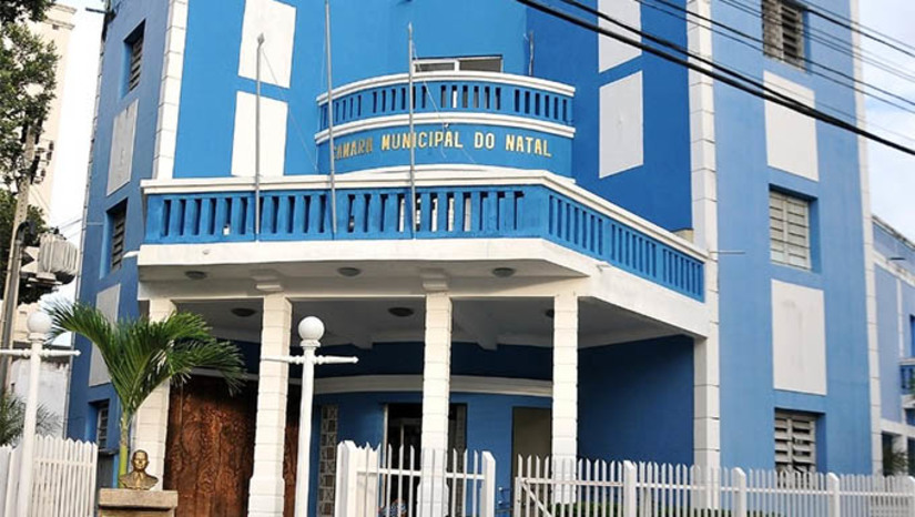 Imagem 1 - MP obtém condenação de vereadores de Natal por desvio de mais de R$ 3 milhões da Câmara. Os réus, denunciados pelo MPRN e condenados pela Justiça Estadual em três ações penais, valeram-se do mandato eletivo de vereador e praticaram diferentes crimes, como o de peculato e de falsificação de documento, além de associação criminosa. Os desvios foram viabilizados pela emissão de cheques em branco, por assessor parlamentar, supostamente em benefício de empresas prestadoras de serviços e mercadorias (em geral, postos de combustíveis). Não havia a efetiva prestação dos serviços e/ou fornecimento de produtos e os cheques eram sistematicamente sacados por agente integrante do grupo criminoso, sempre uma pessoa diversa daquelas indicadas nas prestações de contas. Essa prática é caracterizada como peculato. Imagem 1 - MP obtém condenação de vereadores de Natal por desvio de mais de R$ 3 milhões da Câmara. Os réus, denunciados pelo MPRN e condenados pela Justiça Estadual em três ações penais, valeram-se do mandato eletivo de vereador e praticaram diferentes crimes, como o de peculato e de falsificação de documento, além de associação criminosa. Os desvios foram viabilizados pela emissão de cheques em branco, por assessor parlamentar, supostamente em benefício de empresas prestadoras de serviços e mercadorias (em geral, postos de combustíveis). Não havia a efetiva prestação dos serviços e/ou fornecimento de produtos e os cheques eram sistematicamente sacados por agente integrante do grupo criminoso, sempre uma pessoa diversa daquelas indicadas nas prestações de contas. Essa prática é caracterizada como peculato.