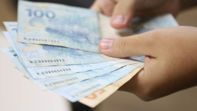 Imagem 1 - Primeira parcela dos salários de fevereiro dos servidores do RN será depositada nesta quarta, 15. Quase metade do funcionalismo estadual receberá o salário integral e mais 30% do quadro de pessoal terá 30% dos vencimentos adiantados. Serão investidos quase R$ 280 milhões na conta dos servidores ao longo do dia. Receberão o salário integral, entre ativos, inativos e pensionistas, quem recebe até R$ 4 mil (valor bruto), e o pessoal das forças de Segurança, independente de valor, totalizando aproximadamente 57 mil servidores dos 121 mil da folha salarial do Estado. A antecipação para quem ganha acima de R$ 4 mil é de 30%. Imagem 1 - Primeira parcela dos salários de fevereiro dos servidores do RN será depositada nesta quarta, 15. Quase metade do funcionalismo estadual receberá o salário integral e mais 30% do quadro de pessoal terá 30% dos vencimentos adiantados. Serão investidos quase R$ 280 milhões na conta dos servidores ao longo do dia. Receberão o salário integral, entre ativos, inativos e pensionistas, quem recebe até R$ 4 mil (valor bruto), e o pessoal das forças de Segurança, independente de valor, totalizando aproximadamente 57 mil servidores dos 121 mil da folha salarial do Estado. A antecipação para quem ganha acima de R$ 4 mil é de 30%.