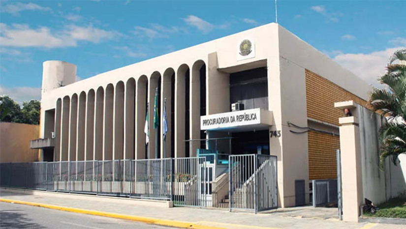 Imagem 1 - O suspeito ficou de 2017 a 2019 incitando o extermínio dos muçulmanos, judeus, negros, mulheres e homossexuais. O caso surgiu a partir de denúncia apresentada junto à Procuradoria da República do Município de Cachoeira do Sul (RS). Após a identificação do endereço do qual eram feitos os acessos aos perfis falsos no Facebook, o caso foi enviado para a Procuradoria da República no Rio Grande do Norte. No RN, a PF fez buscas na casa do suspeito e apreendeu computadores e celulares, confirmando as denuncias que vieram do RS: revelou traços racistas, feminicidas, nazistas e antissemitistas do investigado, enquadrando-se na Lei 2.889/1956, que define e pune o genocídio Imagem 1 - O suspeito ficou de 2017 a 2019 incitando o extermínio dos muçulmanos, judeus, negros, mulheres e homossexuais. O caso surgiu a partir de denúncia apresentada junto à Procuradoria da República do Município de Cachoeira do Sul (RS). Após a identificação do endereço do qual eram feitos os acessos aos perfis falsos no Facebook, o caso foi enviado para a Procuradoria da República no Rio Grande do Norte. No RN, a PF fez buscas na casa do suspeito e apreendeu computadores e celulares, confirmando as denuncias que vieram do RS: revelou traços racistas, feminicidas, nazistas e antissemitistas do investigado, enquadrando-se na Lei 2.889/1956, que define e pune o genocídio