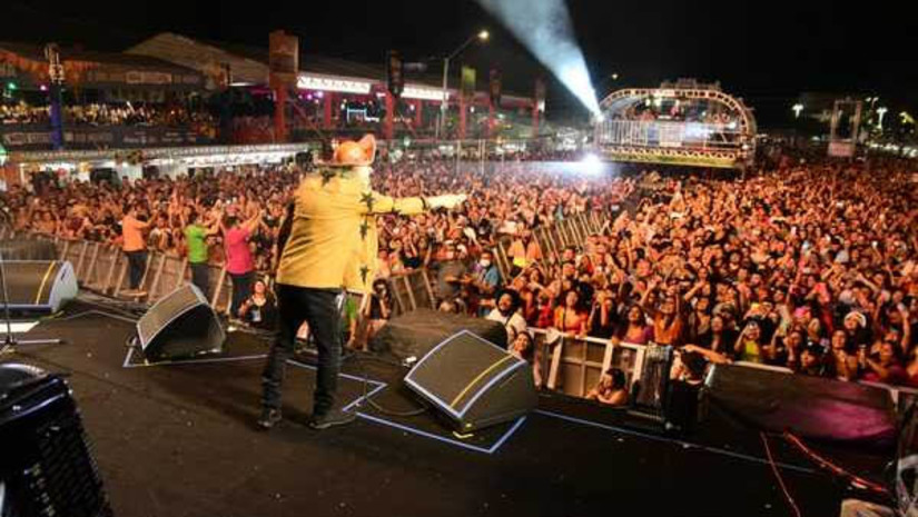 Imagem 1 -  Mossoró Cidade Junina 2023 será lançado no dia 28 de fevereiro, afirma Allyson Bezerra. A informação foi repassada pelo prefeito de Mossoró nesta terça (14), durante a Leitura da Mensagem Anual do executivo, que abriu o ano legislativo na Câmara Municipal. Segundo Allyson Bezerra, no dia 28 de fevereiro, serão apresentados a identidade visual e conceito da festa junina deste ano. O evento foi retomado em 2022, após dois anos sem ser realizado, em virtude da pandemia da Covid-19. Sendo considerado um dos maiores de todos os tempos, o MCJ 2022 trouxe um retorno financeiro histórico para a cidade, segundo dados  do relatório socioeconômico  realizado pela CDL, em parceria com a UERN. 
