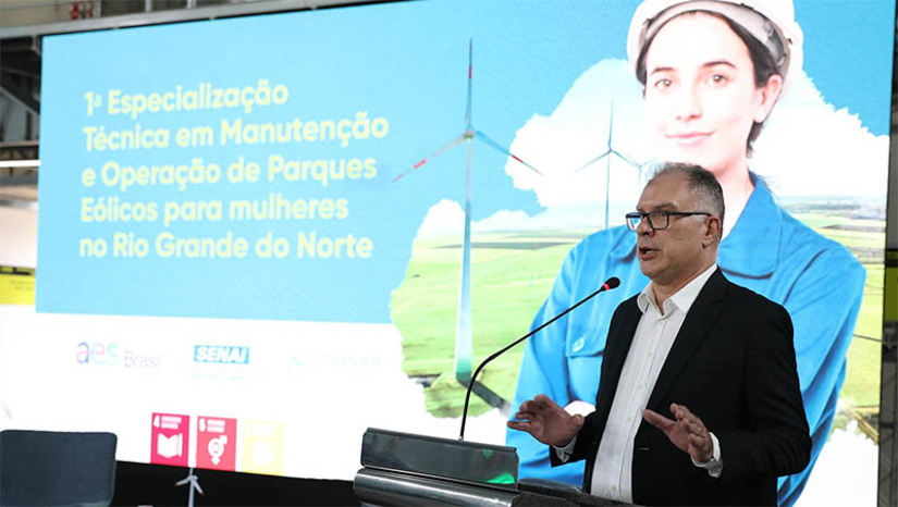 Imagem 1 -  Parceria entre Senai e Estado vai capacitar mulheres do RN para trabalhar com energias renováveis. A primeira turma do curso de especialização técnica para mulheres, com foco em manutenção e operação de parques eólicos, foi iniciada nesta quarta-feira (15). O curso é realizado no Centro de Tecnologias do Gás e Energias Renováveis – CTGAS-ER do Senai em Natal. Foram selecionadas 76 mulheres, com idades entre 19 e 57 anos, de 18 municípios, que atenderam ao pré-requisito de formação em eletrotécnica, mecânica e segurança do trabalho para receber a formação complementar gratuitamente.