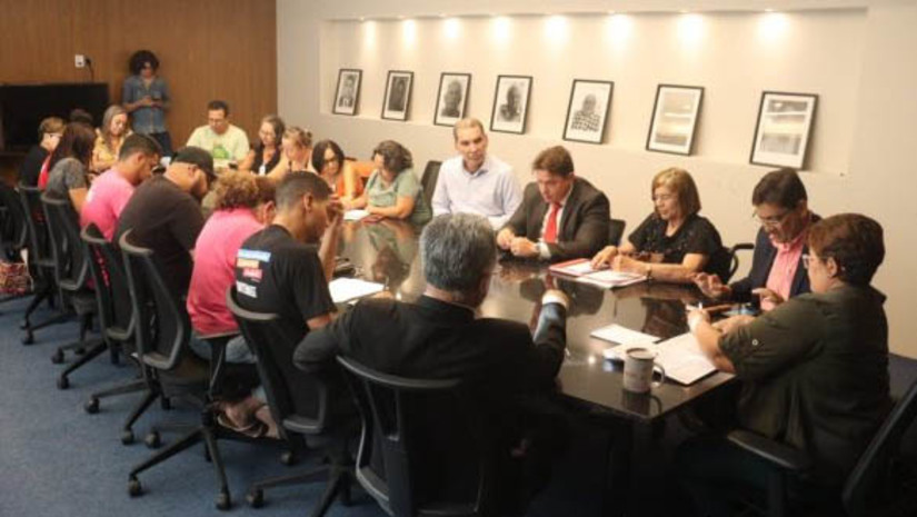 Imagem 1 -  Sinte/RN rejeita proposta do governo para reajuste do piso salarial de 2023 e convoca nova assembleia. De acordo com o sindicato, a proposta, apresentada pela secretária Socorro Batista (Educação) e pelo secretário Pedro Lopes (Administração), na terça-feira (14), viola o princípio da paridade, apresenta um parcelamento com índices baixos e distantes, além de ser incompatível com a reivindicação da categoria. Após rejeitar a proposta, o sindicato convocou nova assembleia para esta quinta (16). A secretária Socorro Batista afirmou que uma nova proposta poderá ser apresentada ao Sindicato antes da reunião dos educadores. Embora considerada ruim, a direção do SINTE aponta que a proposta apresentada até agora de fato iniciou a negociação em torno da implementação do Piso deste ano. Assim, pretende insistir em manter o diálogo para garantir uma proposta viável.