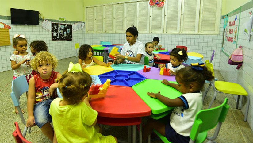 Imagem 1 - Climatização de salas de aulas seguem acontecendo em Mossoró; 95 escolas e UEIs serão contempladas. O investimento faz parte do programa “Mossoró Cidade Educação”. Na UEI Mário Negócio, no bairro Abolição I, por exemplo, a nova realidade é comemorada pelos pais e professores. A unidade atende cerca de 80 crianças, do Berçário ao Maternal II. “Antigamente era muito quente, e agora está muito bom com a chegada do ar-condicionado, das cadeirinhas, mesinhas, tudo é novidade. Estou adorando”, afirmou Elisângela Melo, mãe do pequeno Arthur Henrique, de três anos, aluno da UEI Mário Negócio desde 2022. Imagem 1 - Climatização de salas de aulas seguem acontecendo em Mossoró; 95 escolas e UEIs serão contempladas. O investimento faz parte do programa “Mossoró Cidade Educação”. Na UEI Mário Negócio, no bairro Abolição I, por exemplo, a nova realidade é comemorada pelos pais e professores. A unidade atende cerca de 80 crianças, do Berçário ao Maternal II. “Antigamente era muito quente, e agora está muito bom com a chegada do ar-condicionado, das cadeirinhas, mesinhas, tudo é novidade. Estou adorando”, afirmou Elisângela Melo, mãe do pequeno Arthur Henrique, de três anos, aluno da UEI Mário Negócio desde 2022.