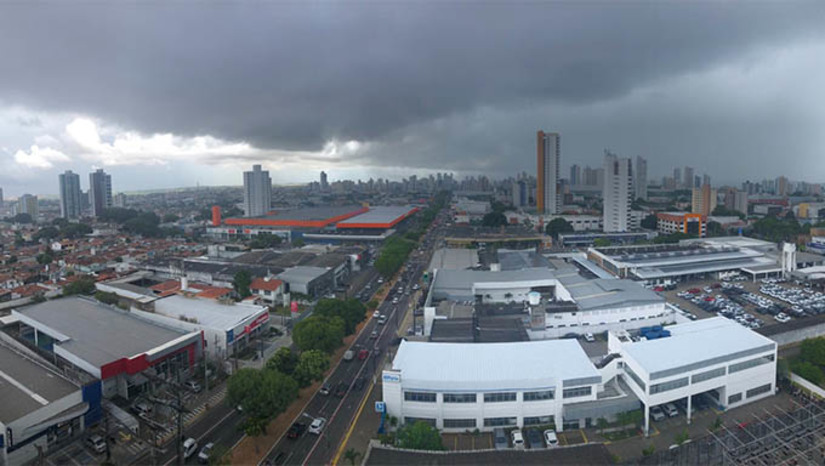Imagem 1 -  Nos primeiros dias de folia, as chuvas poderão ocorrer em todas as regiões do estado. As chuvas decorrem da atuação da Zona de Convergência Intertropical (ZCTI) que atua sobre o estado neste mês, que marca o início do período chuvoso no interior do estado. Nesta quinta-feira, a revisão é de céu com muitas nuvens, com possibilidade de pancadas de chuva em todas as regiões. Na sexta-feira, céu encoberto com chuvas isoladas em todas as regiões.