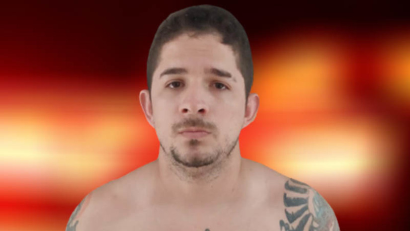 Imagem 1 -  Polícia Civil localiza e prende procurado por pelo menos 5 homicídios ocorridos em Mossoró. A prisão de Alan Deybson Abreu Fernandes, de 27 anos, aconteceu nesta quinta-feira (16), na zona norte do município de Natal. Em outubro de 2022, a Delegacia de Homicídios e Proteção à Pessoa de Mossoró (DHPP) elucidou três homicídios que tiveram a participação de Alan, que na época já era considerado foragido, e divulgou a foto dele, a fim de que a população pudesse encaminhar informações para ajudar a capturá-lo. As diligências para prendê-lo foram realizadas por equipes da DHPP e da Divipoe de Mossoró, com o apoio da DHPP de Natal. Com Alan Deybson também foi encontrada uma arma de fogo. Ele foi autuado e encaminhado para a central de flagrantes da capital.