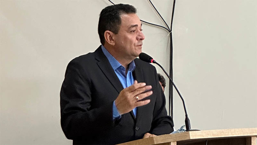 Imagem 1 -  Prefeito de Serra do Mel garante 15% de reajuste para profissionais do magistério. O chefe do Executivo Municipal discursou por quase uma hora, nesta quinta-feira (16),   no Plenário da Câmara dos Vereadores, fazendo um balanço das principais ações da Prefeitura em 2022, destacando os avanços e apresentou as metas e projetos para 2023. Em seu discurso, Josivan Bibiano fez questão de enaltecer o trabalho de sua equipe, da população e dos vereadores. “Nada disso é possível sem o apoio e a participação popular, sem o engajamento dos nossos colaboradores, que merecem o nosso total respeito e gratidão”, disse o prefeito.