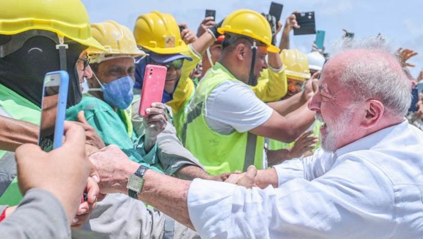 Imagem 1 - “O salário mínimo terá, além da reposição inflacionária, o crescimento do PIB. É a forma mais justa de você distribuir”. O presidente Lula anunciou, nesta quinta-feira (16), que o salário mínimo no Brasil será de R$ 1.320 a partir de 1º de maio, Dia do Trabalhador. “Não adianta o PIB crescer 14% e você não distribuir. Ou seja, é importante que ele cresça 5%, 6%, 7% e que você distribua isso com a sociedade. É isso que vai acontecer", disse ele. Lula também informou que trabalhadores com renda mensal de até R$ 2.640 ficarão isentos do pagamento do Imposto de Renda da Pessoa Física (IRPF). A política de isenção será conduzida de forma progressiva até que a faixa de isenção chegue a R$ 5 mil mensais, um compromisso de campanha do presidente. Imagem 1 - “O salário mínimo terá, além da reposição inflacionária, o crescimento do PIB. É a forma mais justa de você distribuir”. O presidente Lula anunciou, nesta quinta-feira (16), que o salário mínimo no Brasil será de R$ 1.320 a partir de 1º de maio, Dia do Trabalhador. “Não adianta o PIB crescer 14% e você não distribuir. Ou seja, é importante que ele cresça 5%, 6%, 7% e que você distribua isso com a sociedade. É isso que vai acontecer", disse ele. Lula também informou que trabalhadores com renda mensal de até R$ 2.640 ficarão isentos do pagamento do Imposto de Renda da Pessoa Física (IRPF). A política de isenção será conduzida de forma progressiva até que a faixa de isenção chegue a R$ 5 mil mensais, um compromisso de campanha do presidente.