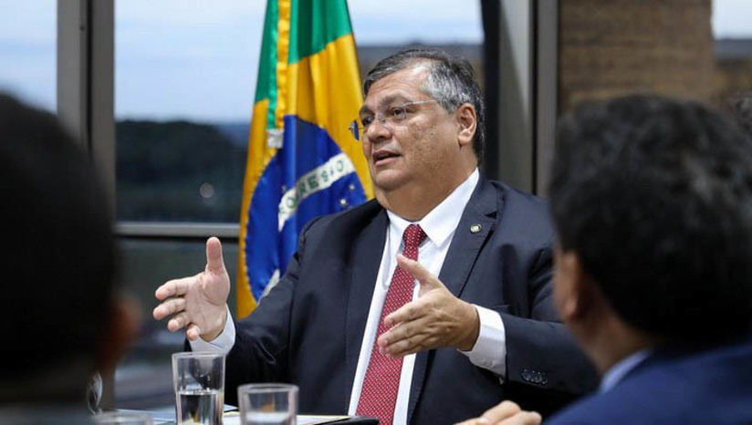Imagem 1 -  "Acabou o ‘liberou geral’ de armas”, diz Flávio Dino ao apresentar dados sobre recadastramento. O ministro apresentou, nesta quinta-feira (16), o número de armas que já foram recadastradas desde que o presidente da República, Luiz Inácio Lula da Silva, assinou um decreto determinando uma nova postura em relação ao tema no país. Ao todo, 66.488 armas de uso permitido e outras 2.474 armas de uso restrito passaram a constar em novo registro nacional, sob controle da Polícia Federal. De acordo com Dino, o decreto, que já foi julgado constitucionalmente válido pelo Supremo Tribunal Federal, tem o objetivo de estabelecer um "controle responsável" para a posse de armamentos no Brasil. "O Brasil não é faroeste de filme", disse o ministro.