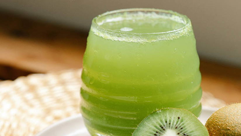 Imagem 1 - Carnaval: Gastróloga sugere cardápio variado de bebidas para a folia. O período pede drinks refrescantes e geladinhos para driblar o calor acompanhados de sucos e pedaços de frutas. “É a combinação perfeita para drinks saborosos, suaves e com toque de frescor”, afirma a professora do curso de Gastronomia da Universidade Potiguar (UnP), Líbia Amaral. À pedidos, a gastróloga preparou um cardápio de drinks para aproveitar ainda mais a tradicional folia momesca. Caso opte por uma versão sem álcool, vale apostar em bebidas coloridas. Para isso, pode utilizar como base suco, chás, água com gás, refrigerante de limão ou cítrico, combinados com sucos de fruta, frutas em pedaço e muito gelo. Imagem 1 - Carnaval: Gastróloga sugere cardápio variado de bebidas para a folia. O período pede drinks refrescantes e geladinhos para driblar o calor acompanhados de sucos e pedaços de frutas. “É a combinação perfeita para drinks saborosos, suaves e com toque de frescor”, afirma a professora do curso de Gastronomia da Universidade Potiguar (UnP), Líbia Amaral. À pedidos, a gastróloga preparou um cardápio de drinks para aproveitar ainda mais a tradicional folia momesca. Caso opte por uma versão sem álcool, vale apostar em bebidas coloridas. Para isso, pode utilizar como base suco, chás, água com gás, refrigerante de limão ou cítrico, combinados com sucos de fruta, frutas em pedaço e muito gelo.