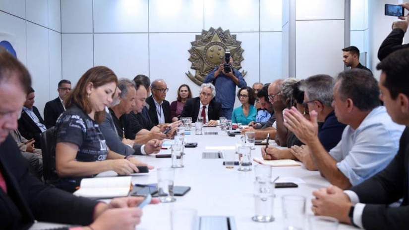 Imagem 1 - União apresenta proposta de reajuste de 7,9% nos salários dos servidores e de 43,6% no auxílio-alimentação. O aumento, linear para cada categoria, foi apresentado nesta quinta-feira (16), durante a primeira reunião da Mesa Nacional de Negociação Permanente (MNPN). A reunião foi no Ministério da Gestão e da Inovação em Serviços Públicos, em Brasília. Desde 2016 não havia reuniões dessa mesa de negociações entre governo e servidores. A MNPN foi criada em 2003. Segundo o ministério, sua retomada demonstra o “compromisso do novo governo com os servidores públicos federais”. Imagem 1 - União apresenta proposta de reajuste de 7,9% nos salários dos servidores e de 43,6% no auxílio-alimentação. O aumento, linear para cada categoria, foi apresentado nesta quinta-feira (16), durante a primeira reunião da Mesa Nacional de Negociação Permanente (MNPN). A reunião foi no Ministério da Gestão e da Inovação em Serviços Públicos, em Brasília. Desde 2016 não havia reuniões dessa mesa de negociações entre governo e servidores. A MNPN foi criada em 2003. Segundo o ministério, sua retomada demonstra o “compromisso do novo governo com os servidores públicos federais”.