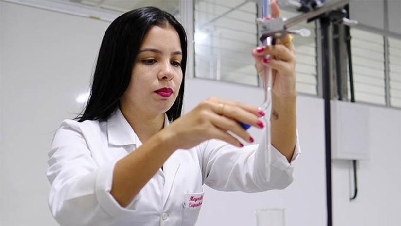 Imagem 1 -  “Diversas tecnologias apresentam-se como candidatas promissoras ao desenvolvimento de produtos com óleos vegetais, porém muitas delas podem apresentar alto custo de execução, baixa estabilidade físico-química ou conter substâncias irritativas. A nossa formulação é capaz de utilizar baixas composições de matéria ativa mantendo alta estabilidade, diferentemente da maioria dos sistemas emulsionados, aos quais necessitam de alta quantidade de tensoativo e fase oleosa”, coloca Meyrelle, que registrou patente da descoberta em dezembro de 2022 ( Foto: Cícero Oliveira – Agecom/UFRN)