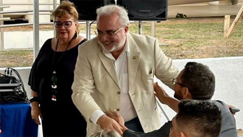 Imagem 1 - O então senador Jean Paul Prates, hoje presidente da Petrobras, destinou as emendas no período de 2019 a 2022. Somando com recursos destinados por outros parlamentares e dos cofres do Estado, ao todo foram investidos R$ 29,4 milhões. “Enquanto Senador, honrei o compromisso que assumi com a educação potiguar em muitas ações do nosso mandato. Uma deles foi exatamente a renovação e entrega de novas frotas de transporte de qualidade, com acessibilidade e conforto, garantindo equipamentos novos aos estudantes que precisam de deslocamento no interior para estudar”, declara Jean Paul Terra Prates. Imagem 1 - O então senador Jean Paul Prates, hoje presidente da Petrobras, destinou as emendas no período de 2019 a 2022. Somando com recursos destinados por outros parlamentares e dos cofres do Estado, ao todo foram investidos R$ 29,4 milhões. “Enquanto Senador, honrei o compromisso que assumi com a educação potiguar em muitas ações do nosso mandato. Uma deles foi exatamente a renovação e entrega de novas frotas de transporte de qualidade, com acessibilidade e conforto, garantindo equipamentos novos aos estudantes que precisam de deslocamento no interior para estudar”, declara Jean Paul Terra Prates.