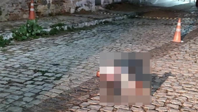 Imagem 1 -  O que se sabe é que a vítima Rafael Arruda, de 34 anos, teria sido baleada na Rua João Guerra, tombou já sem vida por trás do Fórum Municipal de Caraúbas e quando a PM chegou ao local, já estava sem vida. O caso será investigado pela Polícia Civil e o cidadão pode ajudar a esclarecer os fatos passando informações a polícia local (Foto Icem Caraúbas)