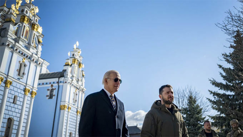   Joe Biden foi recebido pelo presidente Volodemir Zelenskiy na capital da Ucrania. Os dois levaram flores ao memorial das vitimas da guerra com a Russia. Após, Bidem prometeu armas, munições e 500 milhões de dólares para ajudar  Zelenskiy na resistência a força militar Russa