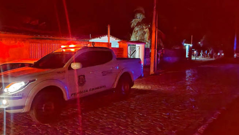 Imagem 1 -  Carroceiro é morto com um tiro no olho enquanto dormia na Comunidade Pau Branco, em Mossoró.. O crime aconteceu por volta das 22h desta segunda-feira (20). A vítima foi identificada como Antônio Marques de Meneses, de 54 anos. O carroceiro estava deitado em uma rede, na sala de casa, quando foi alvejado. De acordo com informações da Polícia Militar, a esposa da vítima estava dormindo em outro cômodo e teria acordado assustada com o barulho do tiro. Ao correr para a sala, o esposo dela já estava sendo vida dentro da rede e não havia mais ninguém no local. A Polícia Civil vai investigar a motivação do crime.