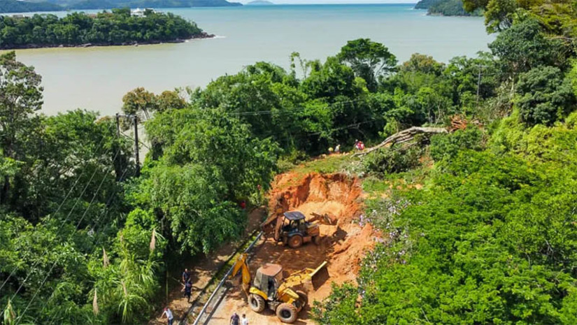 Imagem 1 - Governo Federal aguarda plano de ação das cidades paulistas atingidas por chuvas para liberar recursos. Conforme o Ministério da Integração e do Desenvolvimento Regional, esses planos, que devem ser enviados pela defesa civil, são necessários para que sejam feitas as liberações de recursos para a recuperação de São Sebastião, Bertioga, Ubatuba, Caraguatatuba, Ilhabela e Guarujá. Até a noite desta segunda-feira (20), ao menos 40 pessoas já haviam morrido em decorrência do temporal na região litorânea do estado. Imagem 1 - Governo Federal aguarda plano de ação das cidades paulistas atingidas por chuvas para liberar recursos. Conforme o Ministério da Integração e do Desenvolvimento Regional, esses planos, que devem ser enviados pela defesa civil, são necessários para que sejam feitas as liberações de recursos para a recuperação de São Sebastião, Bertioga, Ubatuba, Caraguatatuba, Ilhabela e Guarujá. Até a noite desta segunda-feira (20), ao menos 40 pessoas já haviam morrido em decorrência do temporal na região litorânea do estado.