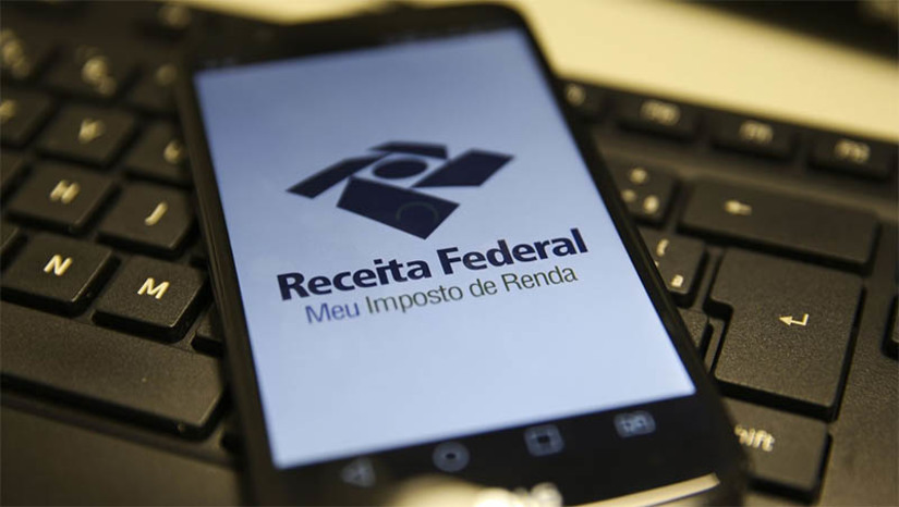 Imagem 1 - Entrega das declarações do Imposto de Renda será iniciada no dia 15 de março e segue até 31 de maio. No ano passado, o prazo de entrega começou em 7 de março e foi inicialmente até 29 de abril, depois prorrogado para 31 de maio. A alteração neste ano tem por objetivo permitir que, desde o início do prazo de entrega, todos os contribuintes já possam usufruir da declaração pré-preenchida pela Receita, o que proporciona menos erros e mais comodidade a quem vai realizar a declaração. A RFB informou que as novas regras da Declaração do Imposto de Renda da Pessoa Física /2023 serão anunciadas logo após o carnaval, em coletiva à imprensa, no dia 27 de fevereiro. Imagem 1 - Entrega das declarações do Imposto de Renda será iniciada no dia 15 de março e segue até 31 de maio. No ano passado, o prazo de entrega começou em 7 de março e foi inicialmente até 29 de abril, depois prorrogado para 31 de maio. A alteração neste ano tem por objetivo permitir que, desde o início do prazo de entrega, todos os contribuintes já possam usufruir da declaração pré-preenchida pela Receita, o que proporciona menos erros e mais comodidade a quem vai realizar a declaração. A RFB informou que as novas regras da Declaração do Imposto de Renda da Pessoa Física /2023 serão anunciadas logo após o carnaval, em coletiva à imprensa, no dia 27 de fevereiro.